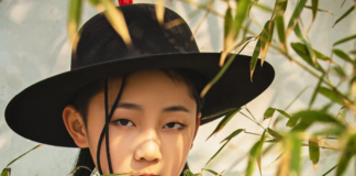 AIZILINLIN X 蜀月阁将携手知名演员杨雪及其女儿有有首次亮相中国国际时装周童话小镇首场发布